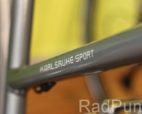 Grauer Fahrradrahmen mit Schriftzug