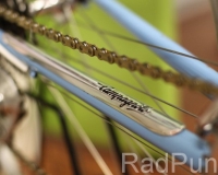 Blauer Fahrradrahmen mit Schriftzug