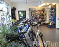 Verkaufsraum mit Fahrrädern und Shimano-Stand